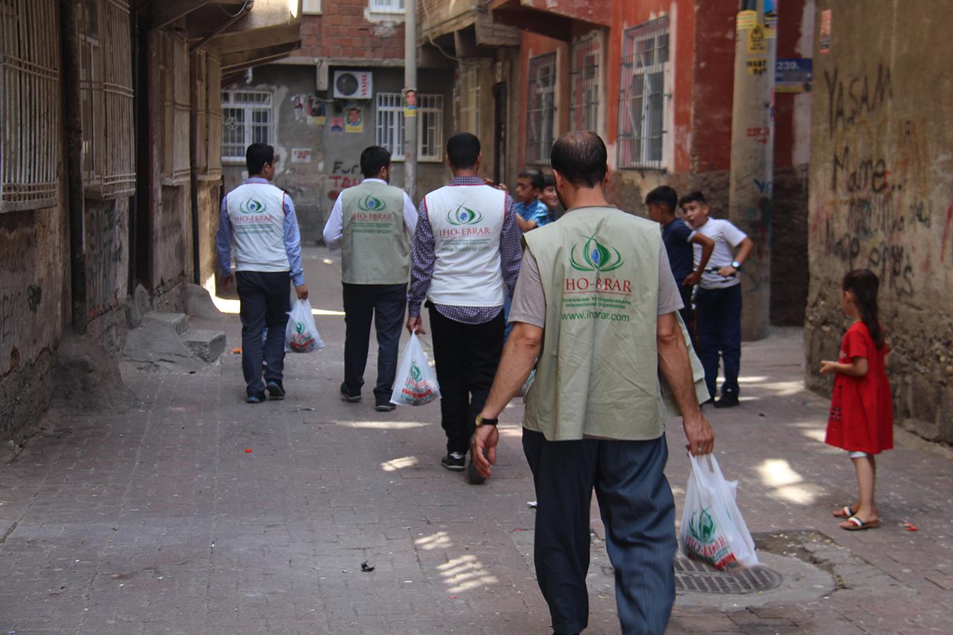 IHO-EBRAR Diyarbakır'da kurban eti dağıttı